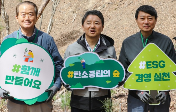 경기도 용인시 '현대백화점그룹 탄소중립의 숲'에서 허상만 생명의숲 이사장, 남성현 산림청장, 장호진 현대백화점 기획조정본부 사장(사진 왼쪽부터)이 기념 사진을 촬영하고 있는 모습. 사진=현대백화점그룹