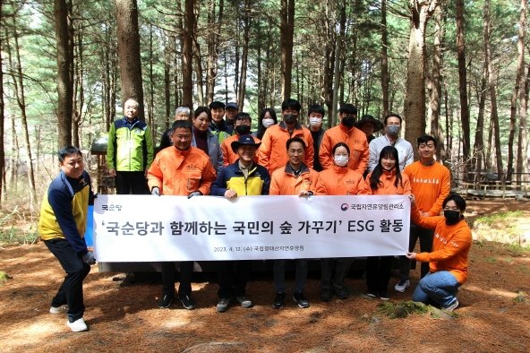 지난 12일 강원도 횡성 청태산에서 진행된 '국민의 숲' 가꾸기 ESG 활동 참가자들이 기념촬영을 하고 있다. 사진=국순당.