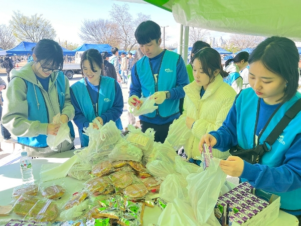 지난 8일 ‘소외계층 돕기 마라톤대회’ 행사 준비에 해바라기 봉사단 7기 단원들이  참여해 기념품 포장을 돕고 있다. 사진=bhc그룹.