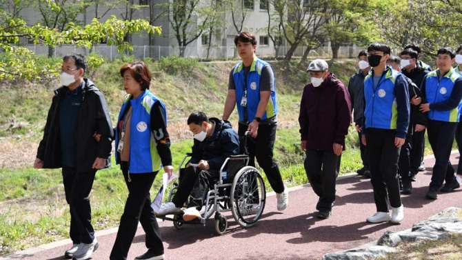 한국조폐공사는 대전 동구 소재 '사랑의 집'에 거주하는 장애인 30명을 초청하 화폐박물관 견학행사. 화폐박물관 앞 탄동천길 2km 정도를 조폐공사 직원들과 함께 산책하고 있다