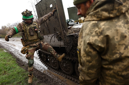  14일(현지 시각) 우크라이나 바흐무트 인근에서 러시아가 우크라이나를 공격하는 가운데 격렬한 전투를 마치고 돌아온 우크라이나 군인들. 사진=로이터