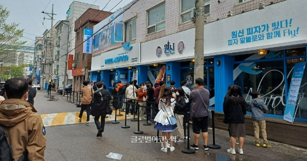 서울 목동 소재 피자알볼로 본점에서 열린 컬레버레이션 행사에 이용객들이 입장을 위해 줄을 서서 기다리고 있다. 사진=이원용 기자