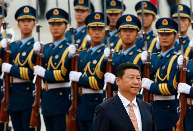 '위대한 군사 전략가'를 꿈꾸는 시진핑 주석이 인민해방군을 사열하고 있다. 사진=로이터