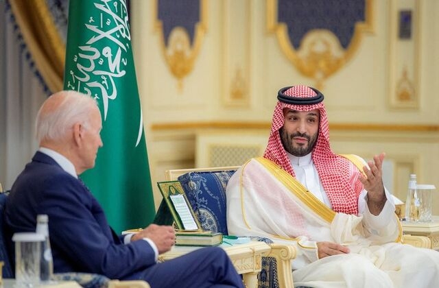 조 바이든 미국 대통령(왼쪽)이 사우디 빈 살만 왕세자와 만나고 있다. 사진=로이터