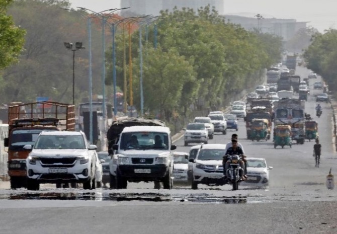 인도 아마다바드 외곽의 도로가 폭염 속에서 끓어오르고 있다. 인도와 파키스탄은 폭염에 학교와 보육시설을 폐쇄했다. 사진=로이터