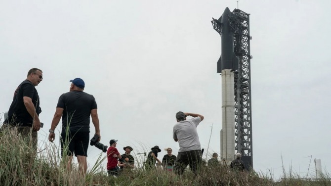 지난 16일(현지시간) 미국 텍사스주 보카치카의 우주발사 기지에서 미 연방항공청의 승인을 기다리며 대기하고 있는 스페이스X의 화성 유인탐사용 우주선 ‘스타십’. 사진=로이터