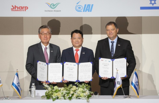 백순석(왼쪽부터) 샤프테크닉스케이 사장·김경욱 인천국제공항공사 사장·야콥 베르코비치 IAI(이스라엘 항공우주산업) 부사장이 17일 오전 인천시 중구 파라다이스시티에서 열린 'IAI B777 화물기개조 해외 첫 생산기지 투자유치 실시협약 체결식'에서 협약서에 서명하고 있다. 사진=인천공항공사