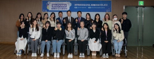 지난 14일 서울 서초구 방배동 제약회관에서 열린 청년기자단 5기 발대식에서 노연홍 한국제약바이오협회장(뒷줄 왼쪽부터 일곱번째)을 비롯한 협회 임원과 청년기자단이 기념 촬영을 하고 있다. 사진=한국제약바이오협회