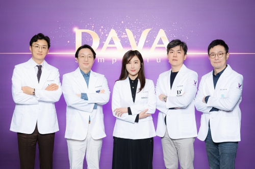 턱밑 지방 개선 주사제 ‘브이올렛’ 홍보대사 겸 자문의 그룹 ‘DAVA’. 왼쪽부터 최원석 브이성형외과 원장, 박제영 압구정오라클피부과 원장, 김자영 리노보의원 원장, 성현철 닥터스피부과 신사점 원장, 최호성 피어나클리닉 원장. 사진=대웅제약