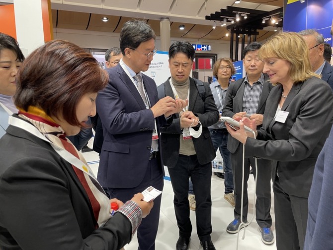 안산시는 이민근 시장이 지난 17일(현지시간) 독일 하노버 국제전시장에서 개최된 ‘하노버메세 2023’에 참석해 경제자유구역지정을 위한 세일즈행정을 펼치고 있다. 사진=안산시