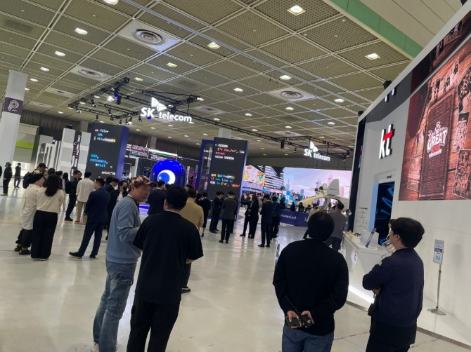 19일 '2003 월드IT쇼'에 참가한 기업의 전시 부스 모습. 사진=김태형 기자