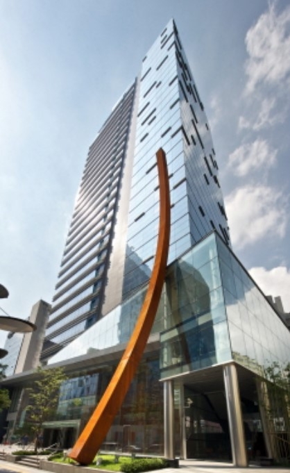 서울 중구 을지로에 위치한 동국제강의 신(新)사옥인 페럼타워(Ferrum Tower) 앞 베르나르 브네의 '원호 37.5도 아크'.