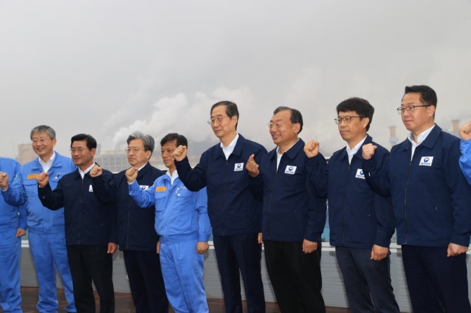 전라남도는 19일 한덕수 국무총리가 광양제철소 및 광양 동호안 부지 현장을 방문해 기업 애로사항을 청취하고 경제 규제혁신을 위한 정부 지원방안을 논의했다고 밝혔다. / 전남도=제공