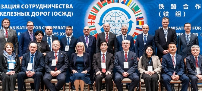 고준영(앞줄 오른쪽에서 두 번째) 코레일 사장직무대행 등 ‘제37차 국제철도협력기구(OSJD) 사장단회의’ 참석자들이 기념촬영을 하고 있다.  사진=코레일