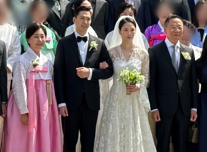정태영(왼쪽 4번째) 현대카드 부회장과 정명이(왼쪽 첫번째) 현대커머셜 사장의 장녀 정유미씨가 21일 서울 명동성당에서 결혼했다. 사진=현대카드 