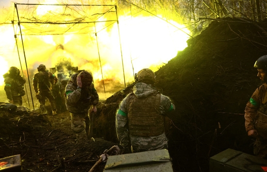 우크라이나군이 바흐무트 지역에서 대포를 발사하고 있다. 사진=로이터