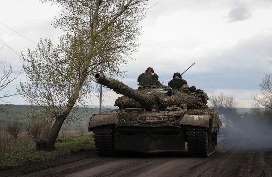 22일(현지 시각) 우크라이나 도네츠크 지역의 최전선에서 러시아가 공격하는 가운데 우크라이나 군인들이 차시브 야르 마을의 도로를 따라 탱크를 몰고 있다. 사진=로이터