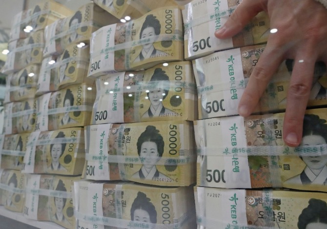 서울 중구 하나은행 위변조대응센터에서 한 직원이 5만원권 지폐를 정리하고 있는 모습. 사진=뉴시스
