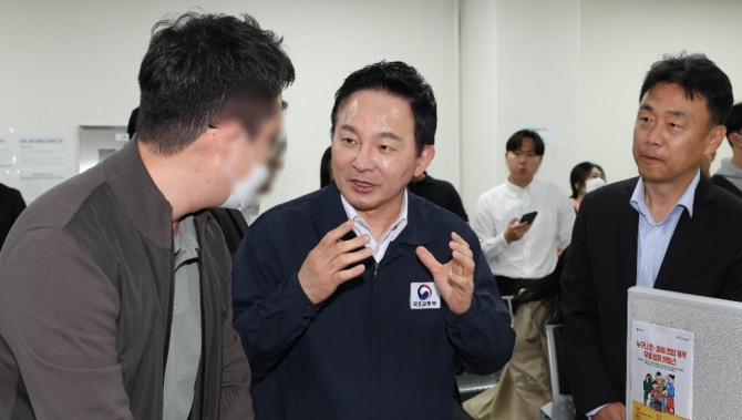 원희룡 국토교통부 장관이 24일 오전 인천시 부평구 전세피해지원센터를 방문해 대기 중인 전세사기 피해자와 대화하고 있다. 사진=연합뉴스