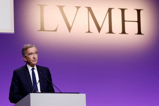 베르나르 아르노(Bernard Arnault) LVMH 모엣 헤네시 루이비통 회장 겸 최고경영자(CEO)가 지난 1월 기자회견에서 연설하고 있다. 사진=로이터
