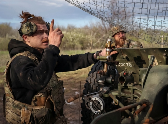 우크라이나 군인들이 바흐무트 시 근처 최전선에서 D30 곡사포를 발사할 준비를 하고 있다. 사진=로이터
