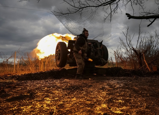 우크라이나 군인들이 바흐무트 시 근처 최전선에서 곡사포 D30을 발사하고 있다. 사진=로이터