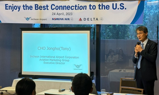 지난 24일 오키나와 문오션 기노완 호텔에서 열린 ‘인천공항 환승 설명회 행사’에서 조종호 인천국제공항공사 허브화전략처장이 참석 여행사들을 대상으로 인사말을 하고 있다. 