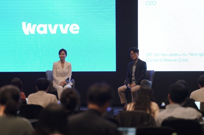 25일 서울 여의도 콘래드 호텔에서 2023년 웨이브 오리지널 콘텐츠 라인업 발표회가 열린 가운데 이태현 웨이브 대표(오른쪽)가 기자들 질문에 답하고 있다. 사진=웨이브