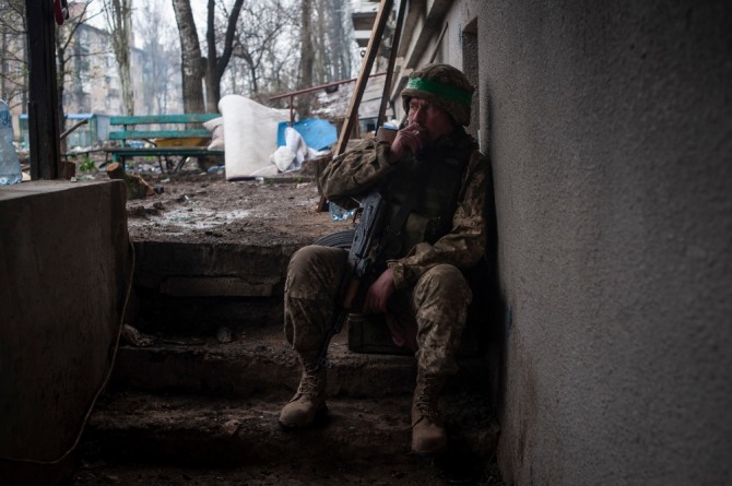 지난 12일(현지시간) 우크라이나 도네츠크주 바흐무트에서 한 우크라이나군 병사가 휴식 중 담배를 피우고 있는 모습. 사진=뉴시스