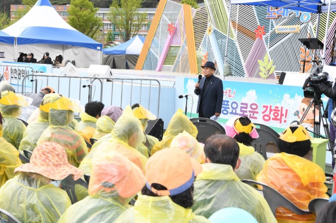 유천호 강화군수는  “8년 만에 개최된 전국노래자랑에 우리 지역의 재주꾼들이 참여해 멋진 모습을 보여주었다”며, “앞으로도 문화로 풍요로운 강화를 만들기 위해 다채로운 행사를 개최하고 더불어 지역 경제에 이바지할 수 있도록 최선을 다하겠다”고 말했다. (사진=강화군)