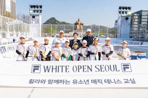 휠라코리아가 유소년 매직 테니스 교실에서 참가자들과 함께 기념촬영을 하고 있다. (사진 뒷줄 오른쪽부터) 김지헌 휠라코리아 대표, 송아 코치, 이형택 감독. 사진=휠라코리아.