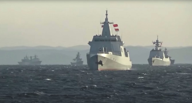 중국과 러시아 함대가 일본 해협에서 합동 훈련을 하며 위협하고 있다. 사진=로이터