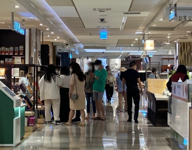 롯데백화점 본점 지하 1층에서 쇼핑 중인 시민들 모습. 사진=글로벌이코노믹DB