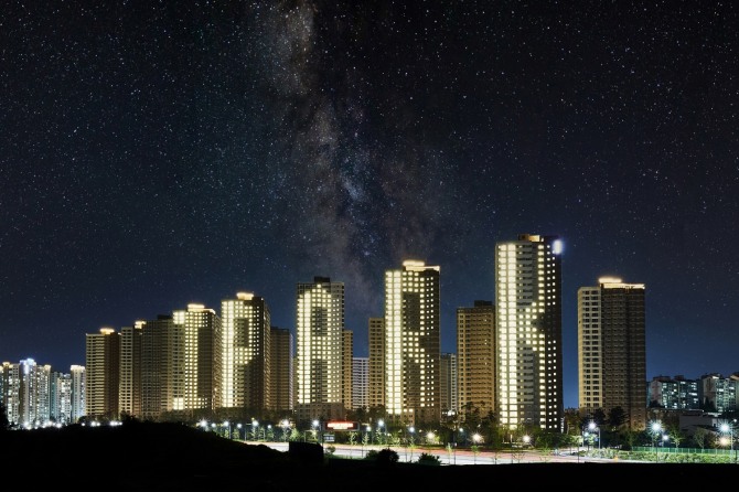스마트 LED 원격 제어 시스템으로 조명을 밝힌 아이파크 전경. 사진=HDC현대산업개발