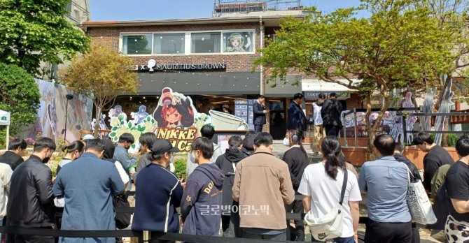 서울 망원동에 '승리의 여신: 니케' 테마 카페가 열린 27일, 고객들이 입장을 위해 줄서서 대기하고 있다. 사진=이원용 기자
