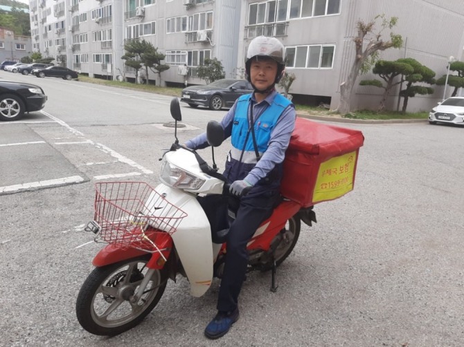 전남 완도군·읍 일대에 우편물을 배달하는 노양수 집배원은 고객중심의 우편 배달 서비스를 제공하여 지역사회에 훈훈한 감동을 주고 있다. /전남지방우정청=제공