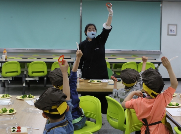 지난 27일 서울시 마포구에 위치한 아동양육기관 ‘삼동보이스타운’에서 CJ프레시웨이 소속 키즈 전문 강사가 쿠킹클래스 교육을 진행하고 있다. 사진=CJ프레시웨이.