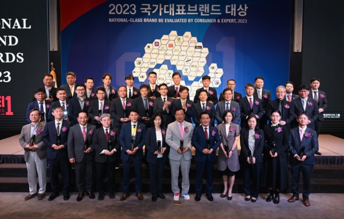 안산시가 지난 27일 앰배서더 서울 풀만호텔에서 열린 ‘2023 국가대표브랜드 대상’ 시상식에서 청년벤처도시 부문 대상을 받았다. 사진=안산시