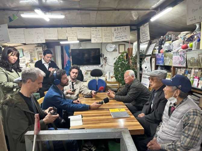 지난27일 강화군 교동도 대룡시장 내 교동다방에서 DMZ 외신기자가 실항민들과 인터뷰를 하고 있다. (사진=강화군)