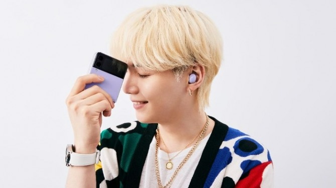 BTS 멤버인 슈가가 갤럭시 제품을 들고 포즈를 취하고 있다. 사진=삼성전자