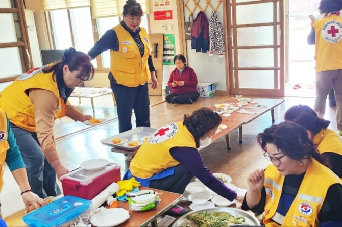 다양한 자원봉사 우수프로그램으로 지역사회복지 실천 (경로당 어르신 식사 제공) / 청송군