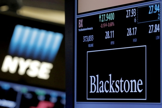 블랙스톤 그룹의 시세 및 거래 정보가 뉴욕증권거래소(NYSE) 트레이딩 플로어 포스트에 표시되고 있다. 사진=로이터
