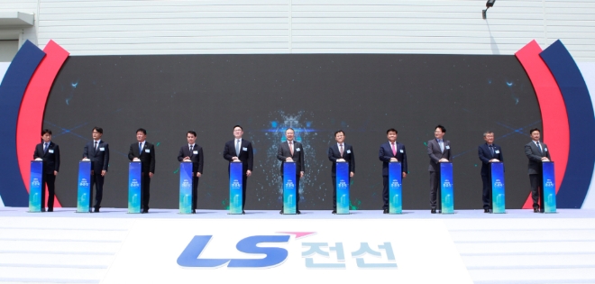 2일 LS전선은 구자은 LS그룹 회장(왼쪽 여섯째), 명노현 ㈜LS 대표(왼쪽 일곱째), 구본규 LS전선 대표(왼쪽 다섯째) 등 경영진이 참석한 가운데 아시아 최대 규모의 초고압직류송전(HVDC) 해저케이블 전용 공장인 해저4동을 준공했다. 사진=LS전선