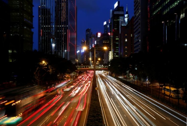 자동차 불빛으로 가득찬 홍콩 중심지의 야간 도로 모습. 사진=로이터