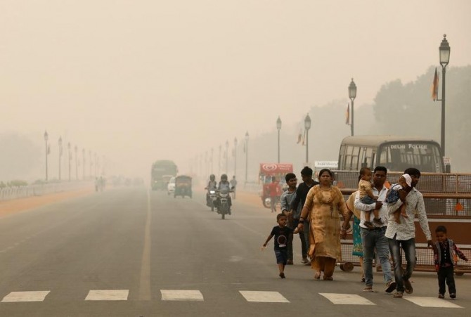 인도는 대기 오염으로 악명이 높다. 중국에 이어 세계의 공장으로 부상한 인도는 대기 오염을 해결하고 외국인 투자 유치를 하는 목표를 세웠다. 사진=로이터