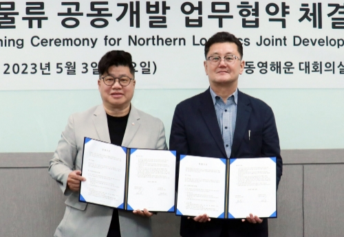 강병구 CJ대한통운 글로벌 부문장(왼쪽)과 백승교 동영해운 대표이사(오른쪽). 사진=CJ대한통운