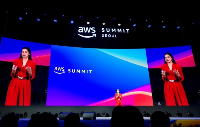 난디니 라마니 AWS 모니터링 및 관측성 담당 부사장이 3일 서울 코엑스에서 열린 'AWS 서밋 서울 2023'에서 기조 연설을 하고 있다. 사진=연합뉴스