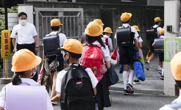 일본 도쿄에서 등교하는 일본 어린이들. 사진=닛케이 켑처