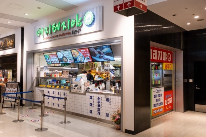 도쿄에서 레스토랑의 찾는 고객 수가 코로나 이전보다 현저히 줄어들었다. 