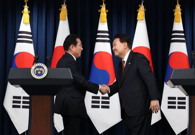 윤석열 대통령과 기시다 후미오 일본 총리가 7일 서울 용산 대통령실 청사에서 열린 공동 기자회견을 마친 뒤 악수하고 있다. 사진=연합뉴스
